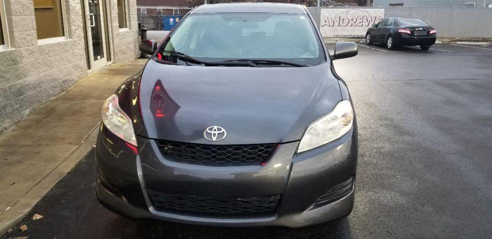 2009 GREY TOYOTA COROLLA MATRIX (2T1KU40E29C) with an 1.8L engine, Automatic transmission, located at 3100 Covert Avenue, Evansville, IN, 47714, (812) 473-4492, 37.955418, -87.512238 - Photo#1