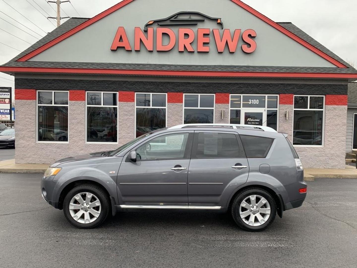 2009 GRAY MITSUBISHI OUTLANDER SE (JA4LT31W49Z) with an 2.4L engine, Automatic transmission, located at 3100 Covert Avenue, Evansville, IN, 47714, (812) 473-4492, 37.955418, -87.512238 - Photo#0