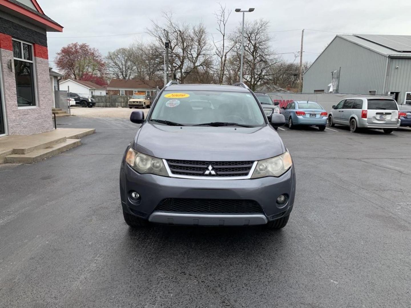 2009 GRAY MITSUBISHI OUTLANDER SE (JA4LT31W49Z) with an 2.4L engine, Automatic transmission, located at 3100 Covert Avenue, Evansville, IN, 47714, (812) 473-4492, 37.955418, -87.512238 - Photo#1