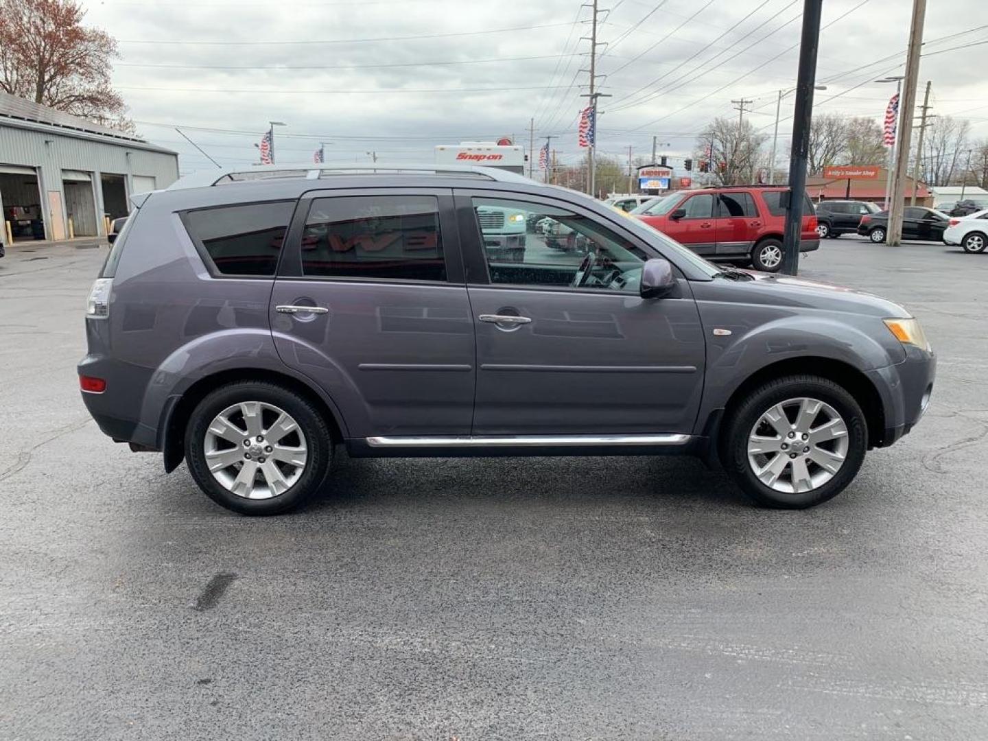 2009 GRAY MITSUBISHI OUTLANDER SE (JA4LT31W49Z) with an 2.4L engine, Automatic transmission, located at 3100 Covert Avenue, Evansville, IN, 47714, (812) 473-4492, 37.955418, -87.512238 - Photo#2