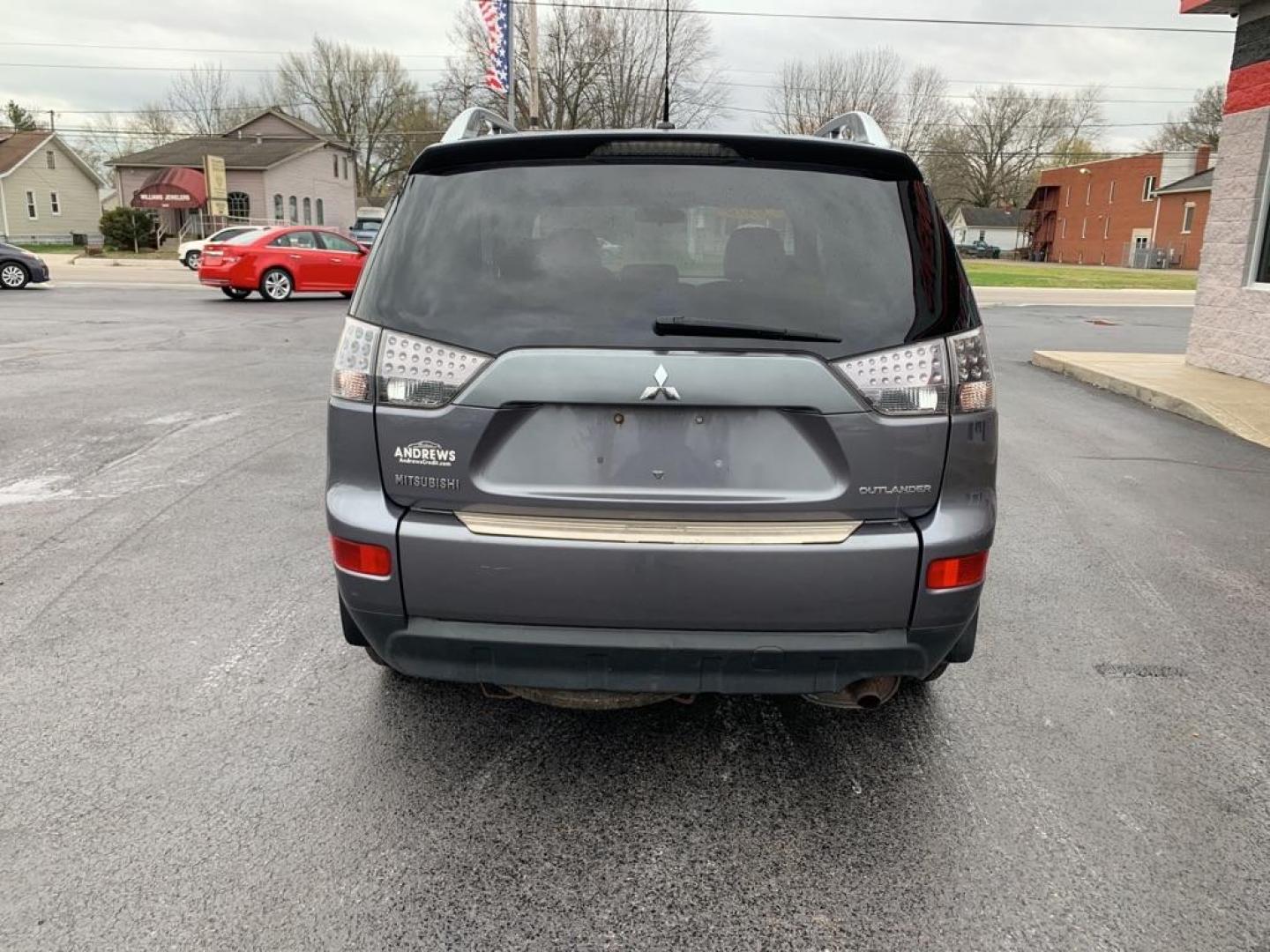 2009 GRAY MITSUBISHI OUTLANDER SE (JA4LT31W49Z) with an 2.4L engine, Automatic transmission, located at 3100 Covert Avenue, Evansville, IN, 47714, (812) 473-4492, 37.955418, -87.512238 - Photo#3