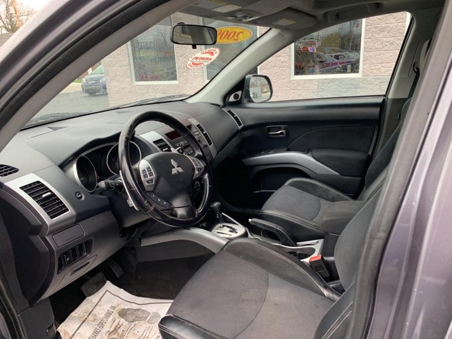 2009 GRAY MITSUBISHI OUTLANDER SE (JA4LT31W49Z) with an 2.4L engine, Automatic transmission, located at 3100 Covert Avenue, Evansville, IN, 47714, (812) 473-4492, 37.955418, -87.512238 - Photo#4