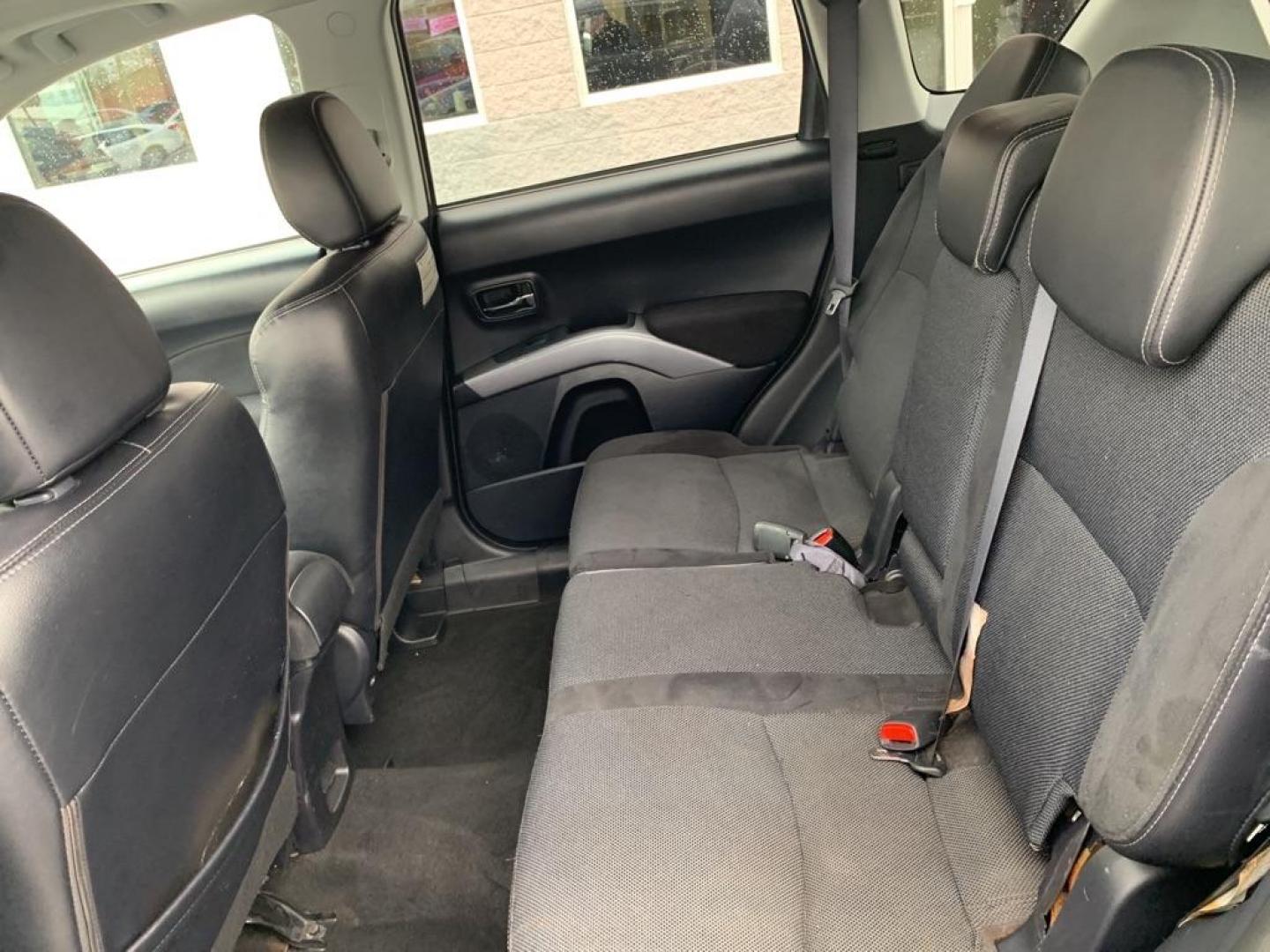2009 GRAY MITSUBISHI OUTLANDER SE (JA4LT31W49Z) with an 2.4L engine, Automatic transmission, located at 3100 Covert Avenue, Evansville, IN, 47714, (812) 473-4492, 37.955418, -87.512238 - Photo#5