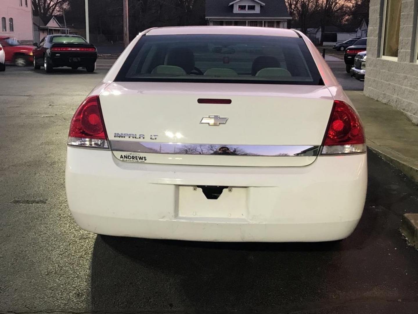 2008 WHITE CHEVROLET IMPALA LT (2G1WT55N881) with an 3.5L engine, Automatic transmission, located at 3100 Covert Avenue, Evansville, IN, 47714, (812) 473-4492, 37.955418, -87.512238 - Photo#4