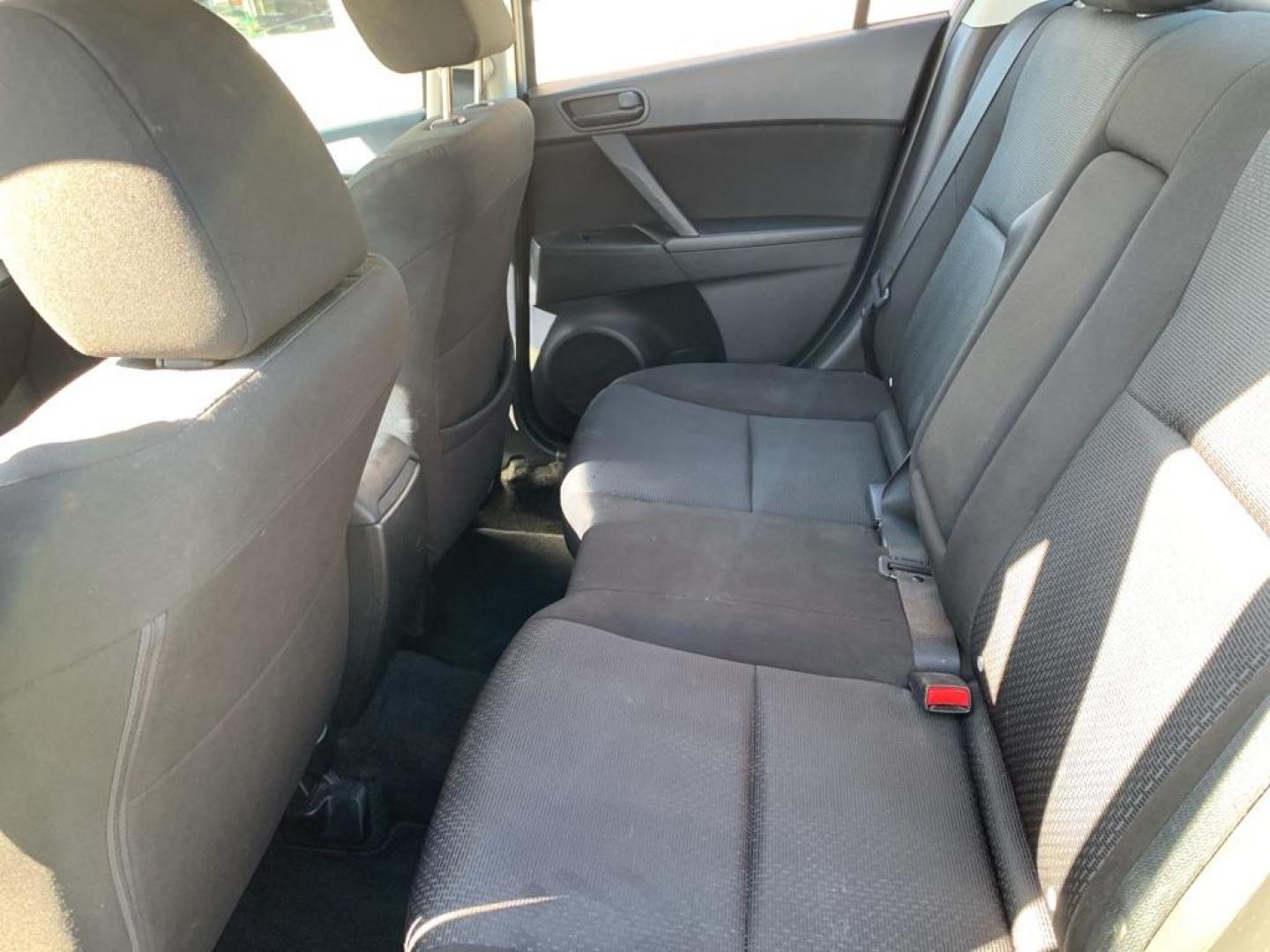 2010 GRAY MAZDA 3 I (JM1BL1SF1A1) with an 2.0L engine, Automatic transmission, located at 3100 Covert Avenue, Evansville, IN, 47714, (812) 473-4492, 37.955418, -87.512238 - Photo#5