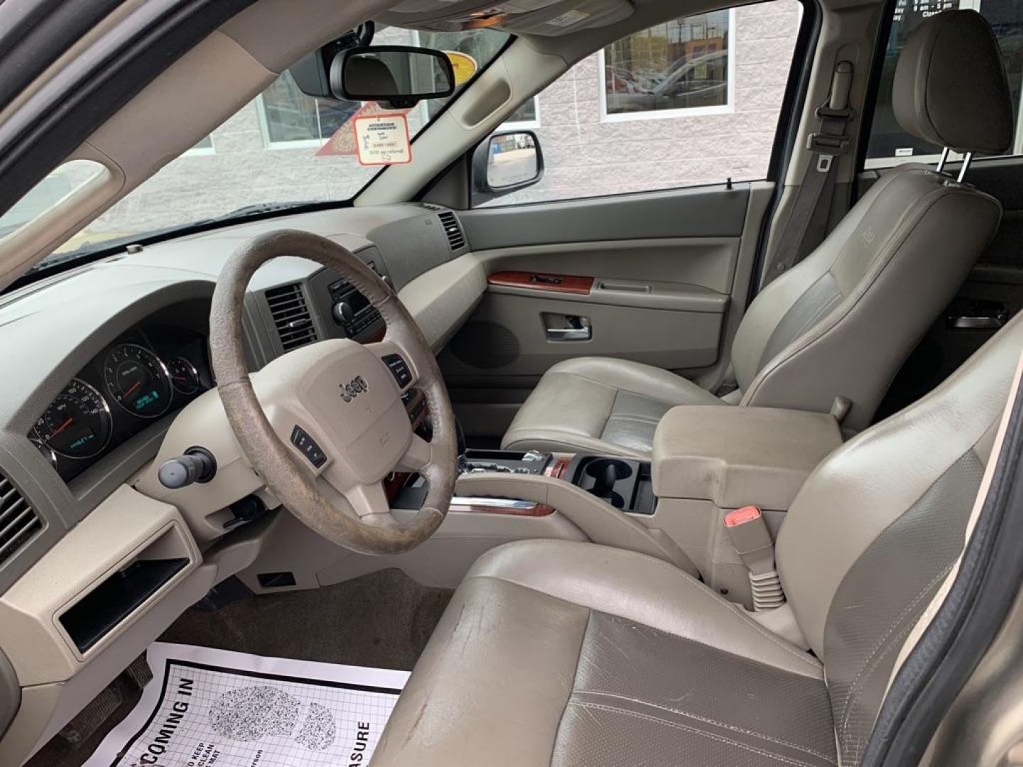 2006 BRONZE JEEP GRAND CHEROKEE LIMITED (1J4HR58N36C) with an 4.7L engine, Automatic transmission, located at 3100 Covert Avenue, Evansville, IN, 47714, (812) 473-4492, 37.955418, -87.512238 - Photo#4