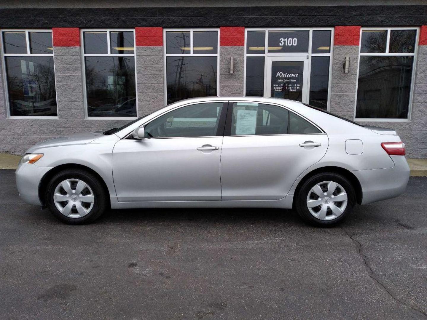 2008 SILVER TOYOTA CAMRY LE (4T4BE46K98R) with an 2.4L engine, Automatic transmission, located at 3100 Covert Avenue, Evansville, IN, 47714, (812) 473-4492, 37.955418, -87.512238 - Photo#0