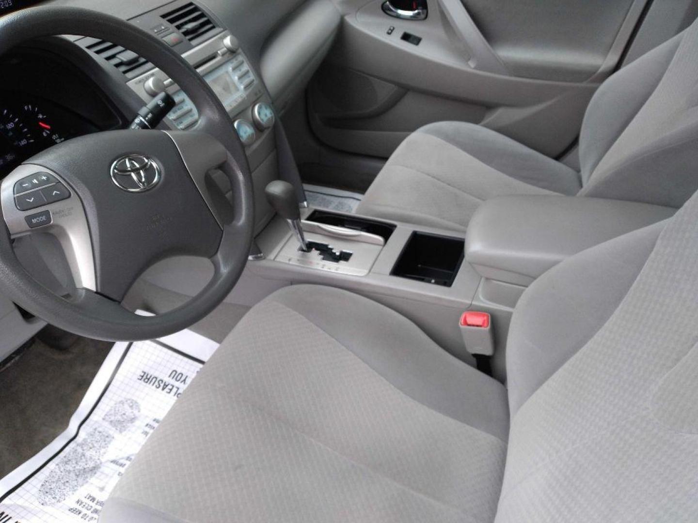 2008 SILVER TOYOTA CAMRY LE (4T4BE46K98R) with an 2.4L engine, Automatic transmission, located at 3100 Covert Avenue, Evansville, IN, 47714, (812) 473-4492, 37.955418, -87.512238 - Photo#4