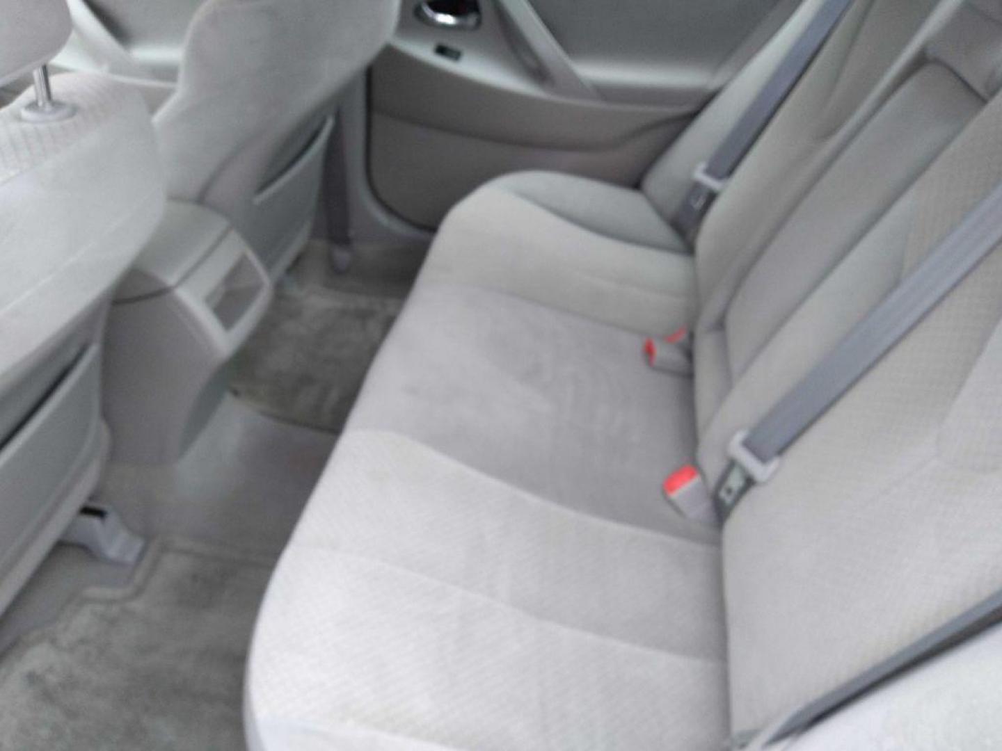 2008 SILVER TOYOTA CAMRY LE (4T4BE46K98R) with an 2.4L engine, Automatic transmission, located at 3100 Covert Avenue, Evansville, IN, 47714, (812) 473-4492, 37.955418, -87.512238 - Photo#5