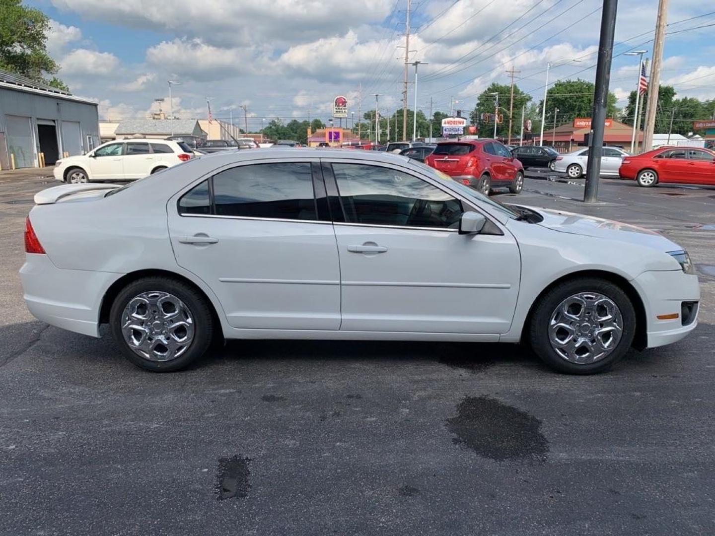 2010 WHITE FORD FUSION SE (3FAHP0HA3AR) with an 2.5L engine, Automatic transmission, located at 3100 Covert Avenue, Evansville, IN, 47714, (812) 473-4492, 37.955418, -87.512238 - Photo#1