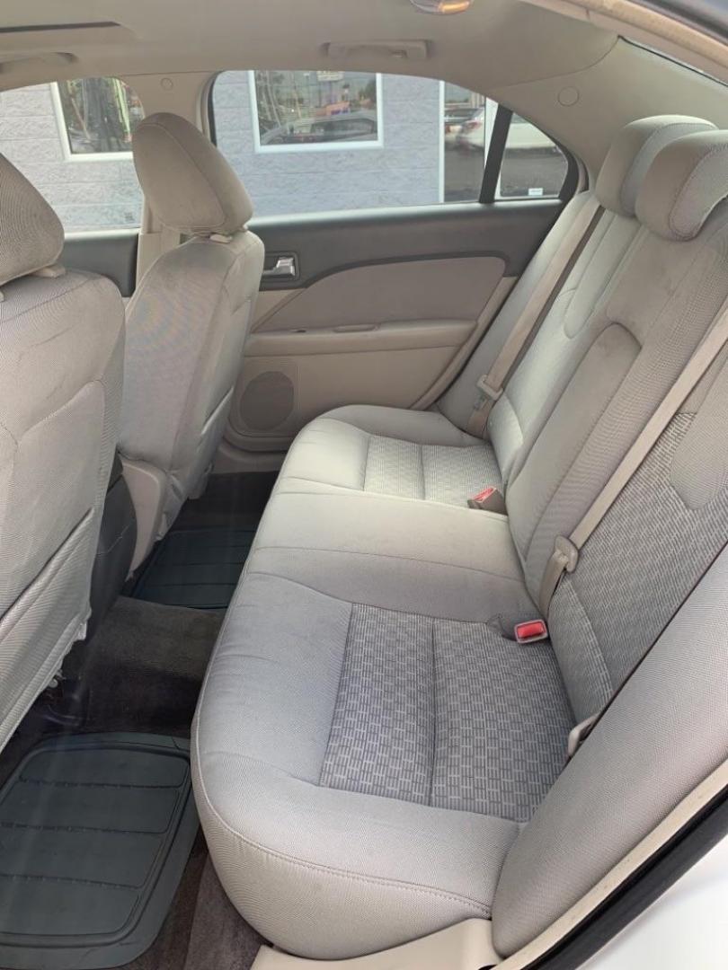 2010 WHITE FORD FUSION SE (3FAHP0HA3AR) with an 2.5L engine, Automatic transmission, located at 3100 Covert Avenue, Evansville, IN, 47714, (812) 473-4492, 37.955418, -87.512238 - Photo#3