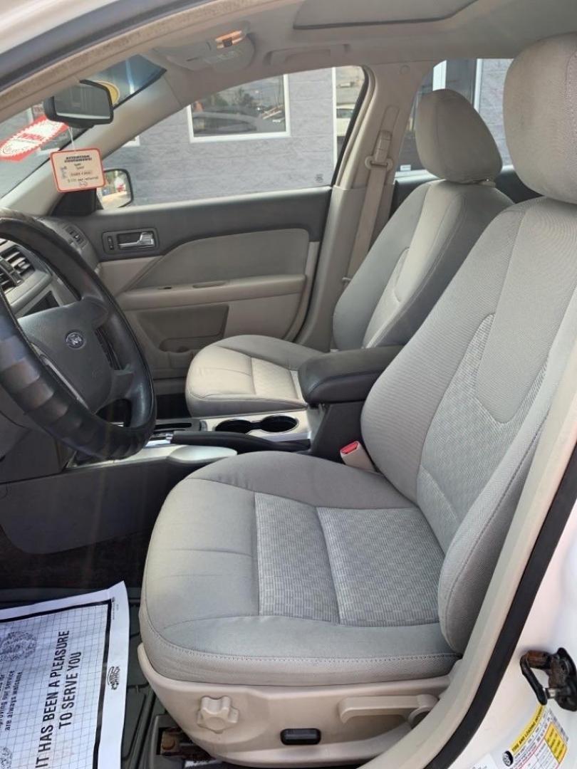 2010 WHITE FORD FUSION SE (3FAHP0HA3AR) with an 2.5L engine, Automatic transmission, located at 3100 Covert Avenue, Evansville, IN, 47714, (812) 473-4492, 37.955418, -87.512238 - Photo#4