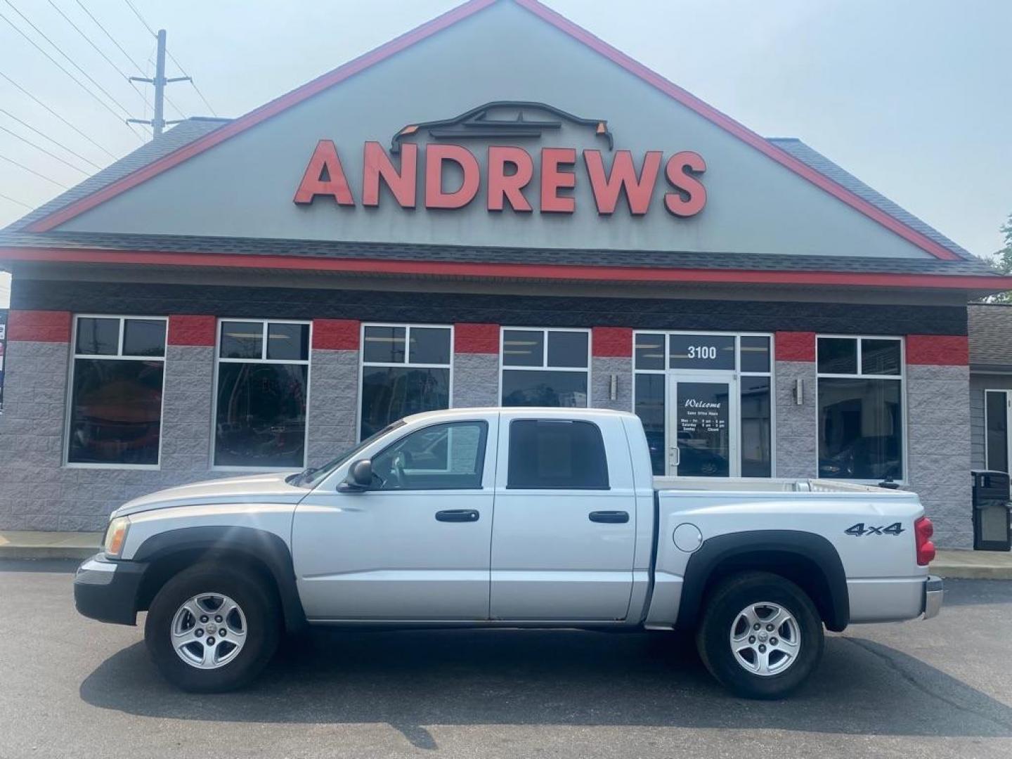 2005 SILVER DODGE DAKOTA QUAD SLT (1D7HW48NX5S) with an 4.7L engine, Automatic transmission, located at 3100 Covert Avenue, Evansville, IN, 47714, (812) 473-4492, 37.955418, -87.512238 - Photo#0