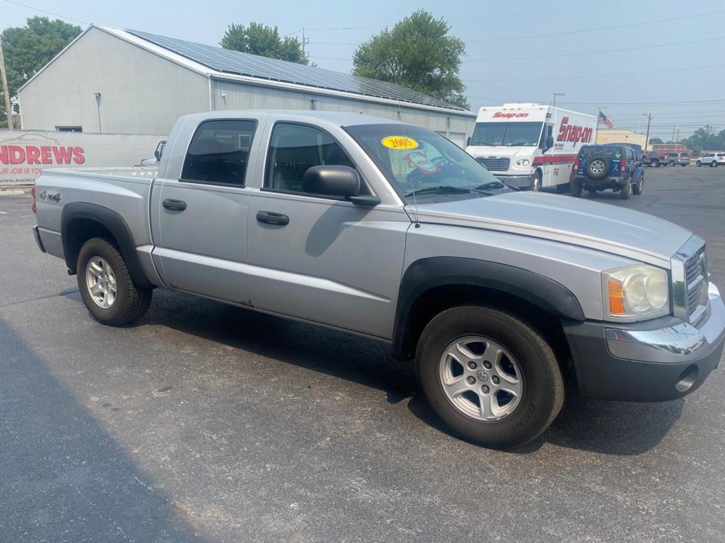 2005 SILVER DODGE DAKOTA QUAD SLT (1D7HW48NX5S) with an 4.7L engine, Automatic transmission, located at 3100 Covert Avenue, Evansville, IN, 47714, (812) 473-4492, 37.955418, -87.512238 - Photo#3