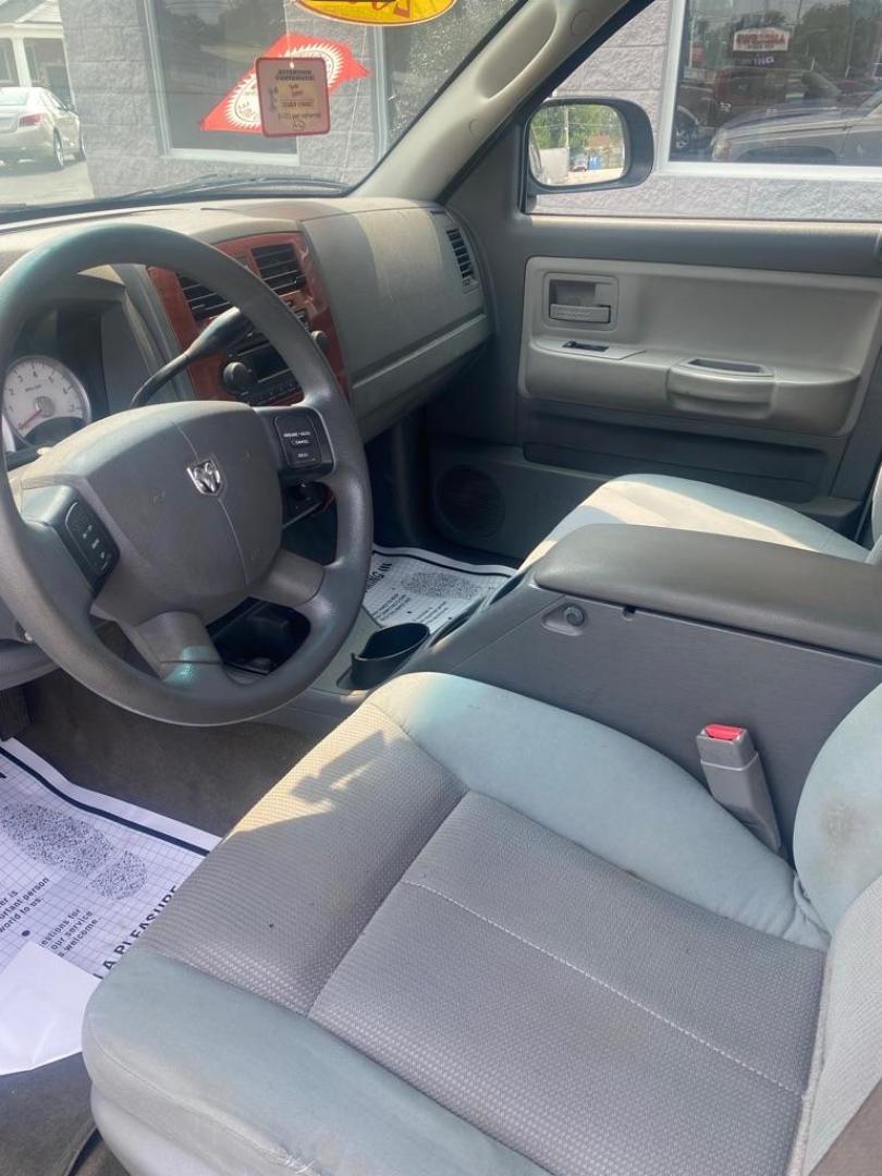 2005 SILVER DODGE DAKOTA QUAD SLT (1D7HW48NX5S) with an 4.7L engine, Automatic transmission, located at 3100 Covert Avenue, Evansville, IN, 47714, (812) 473-4492, 37.955418, -87.512238 - Photo#4