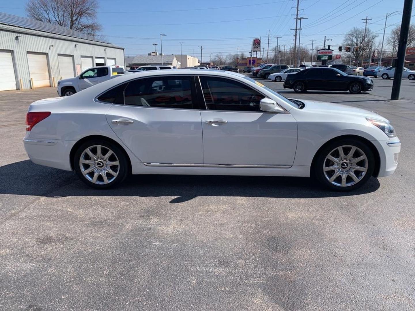 2012 WHITE HYUNDAI EQUUS SIGNATURE (KMHGH4JH8CU) with an 5.0L engine, Automatic transmission, located at 3100 Covert Avenue, Evansville, IN, 47714, (812) 473-4492, 37.955418, -87.512238 - Photo#2