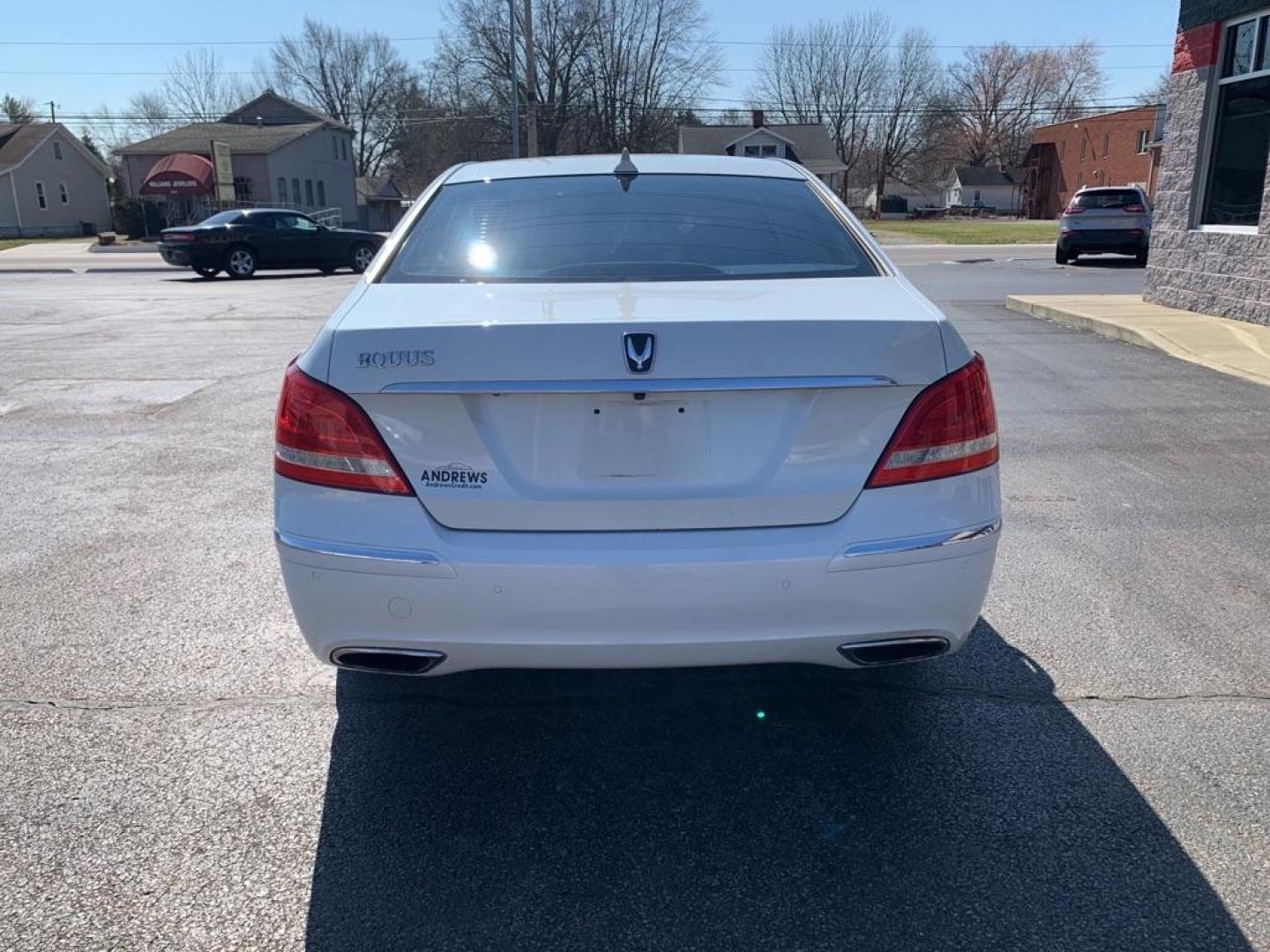 2012 WHITE HYUNDAI EQUUS SIGNATURE (KMHGH4JH8CU) with an 5.0L engine, Automatic transmission, located at 3100 Covert Avenue, Evansville, IN, 47714, (812) 473-4492, 37.955418, -87.512238 - Photo#3