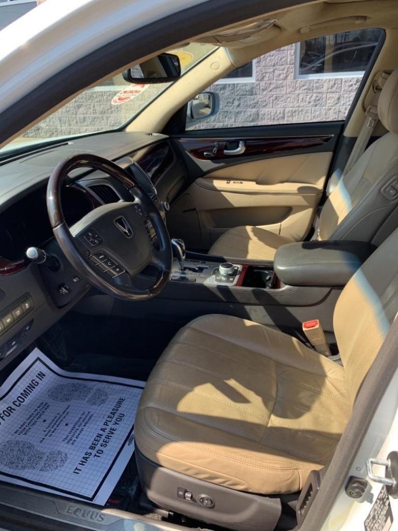 2012 WHITE HYUNDAI EQUUS SIGNATURE (KMHGH4JH8CU) with an 5.0L engine, Automatic transmission, located at 3100 Covert Avenue, Evansville, IN, 47714, (812) 473-4492, 37.955418, -87.512238 - Photo#4