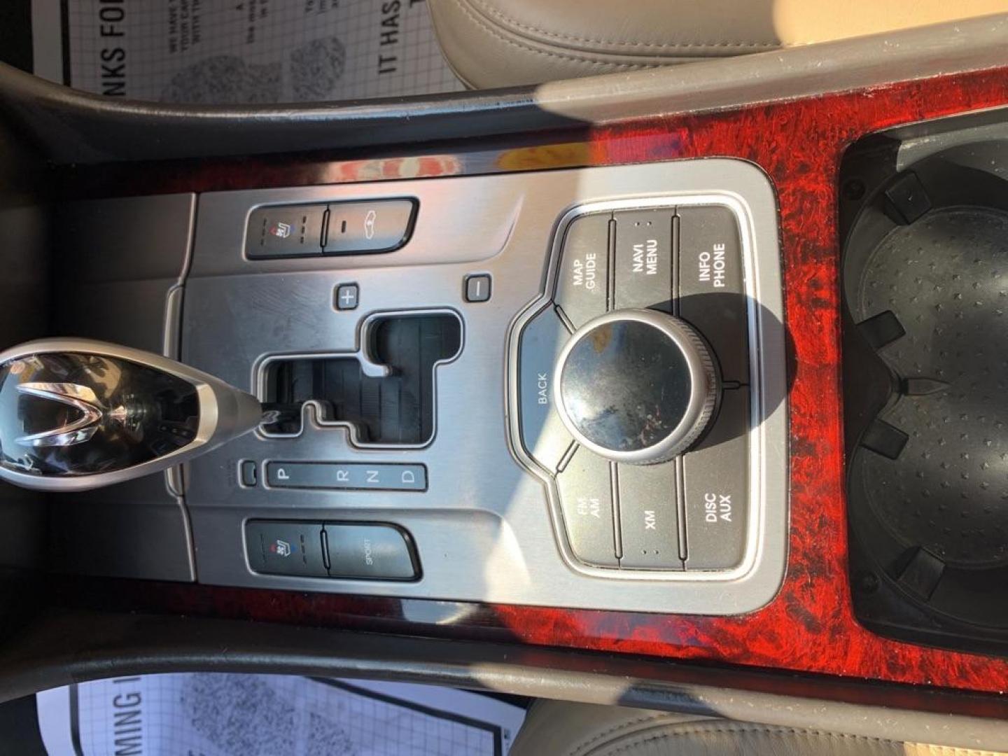 2012 WHITE HYUNDAI EQUUS SIGNATURE (KMHGH4JH8CU) with an 5.0L engine, Automatic transmission, located at 3100 Covert Avenue, Evansville, IN, 47714, (812) 473-4492, 37.955418, -87.512238 - Photo#5