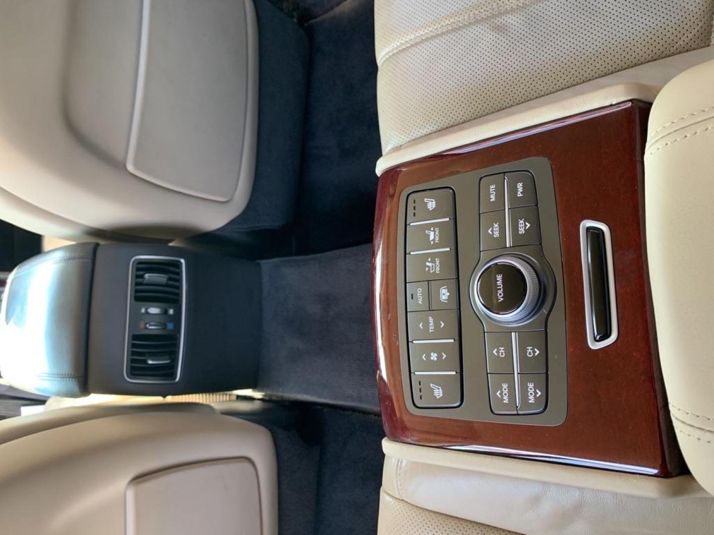 2012 WHITE HYUNDAI EQUUS SIGNATURE (KMHGH4JH8CU) with an 5.0L engine, Automatic transmission, located at 3100 Covert Avenue, Evansville, IN, 47714, (812) 473-4492, 37.955418, -87.512238 - Photo#7