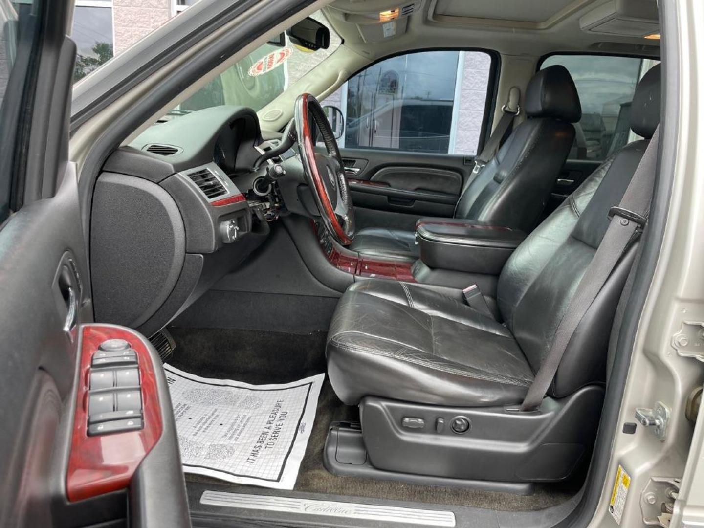 2007 GOLD CADILLAC ESCALADE ESV (1GYFK66887R) with an 6.2L engine, Automatic transmission, located at 3100 Covert Avenue, Evansville, IN, 47714, (812) 473-4492, 37.955418, -87.512238 - The ''Check Suspension'' light is on due to an electical error, the suspension is safely working. - Photo#5