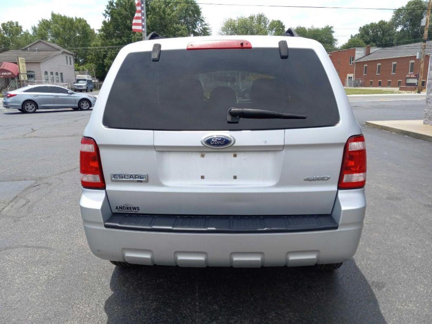 2008 SILVER FORD ESCAPE XLT (1FMCU93138K) with an 3.0L engine, Automatic transmission, located at 3100 Covert Avenue, Evansville, IN, 47714, (812) 473-4492, 37.955418, -87.512238 - Photo#3