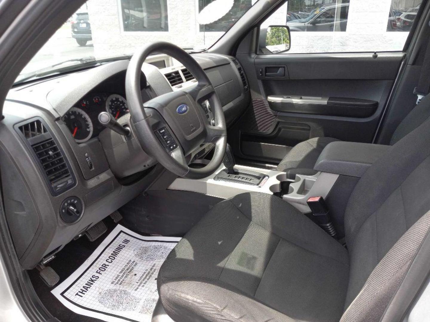 2008 SILVER FORD ESCAPE XLT (1FMCU93138K) with an 3.0L engine, Automatic transmission, located at 3100 Covert Avenue, Evansville, IN, 47714, (812) 473-4492, 37.955418, -87.512238 - Photo#4
