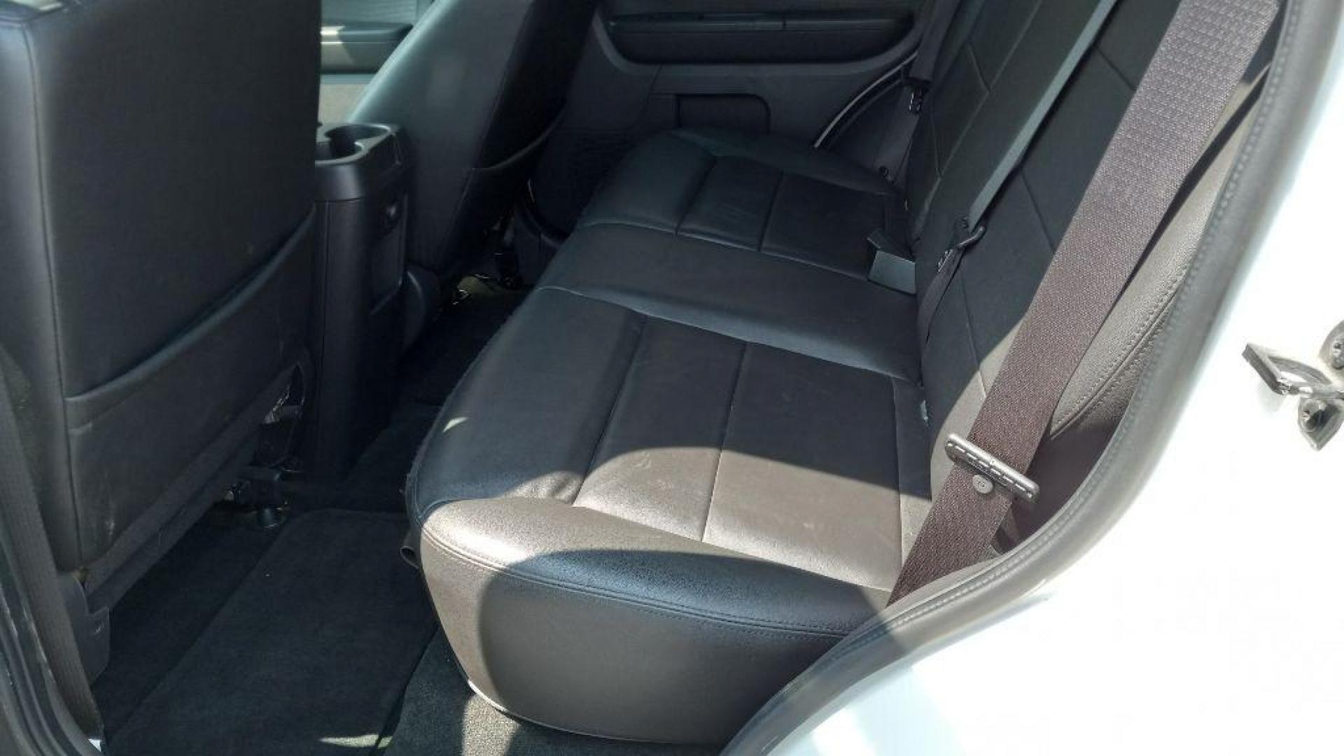 2011 WHITE FORD ESCAPE LIMITED (1FMCU9EGXBK) with an 3.0L engine, Automatic transmission, located at 3100 Covert Avenue, Evansville, IN, 47714, (812) 473-4492, 37.955418, -87.512238 - Photo#5