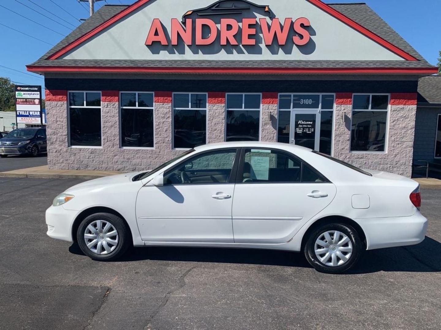 2005 WHITE TOYOTA CAMRY LE (4T1BE32K45U) with an 2.4L engine, Automatic transmission, located at 3100 Covert Avenue, Evansville, IN, 47714, (812) 473-4492, 37.955418, -87.512238 - Photo#0