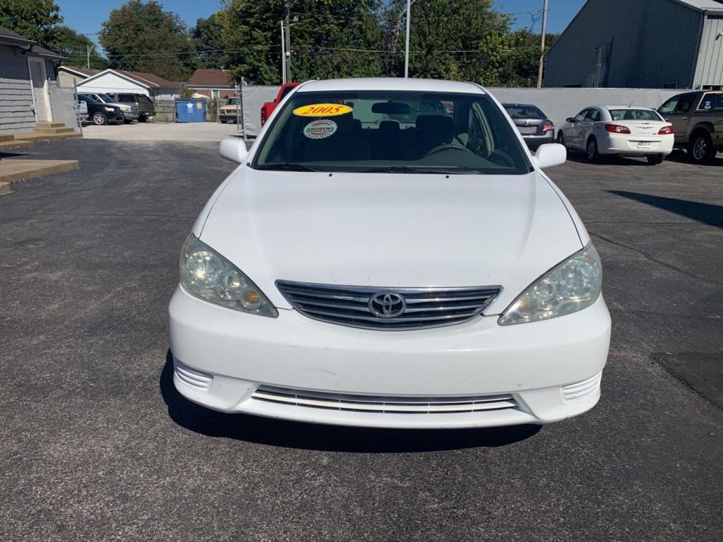 2005 WHITE TOYOTA CAMRY LE (4T1BE32K45U) with an 2.4L engine, Automatic transmission, located at 3100 Covert Avenue, Evansville, IN, 47714, (812) 473-4492, 37.955418, -87.512238 - Photo#1