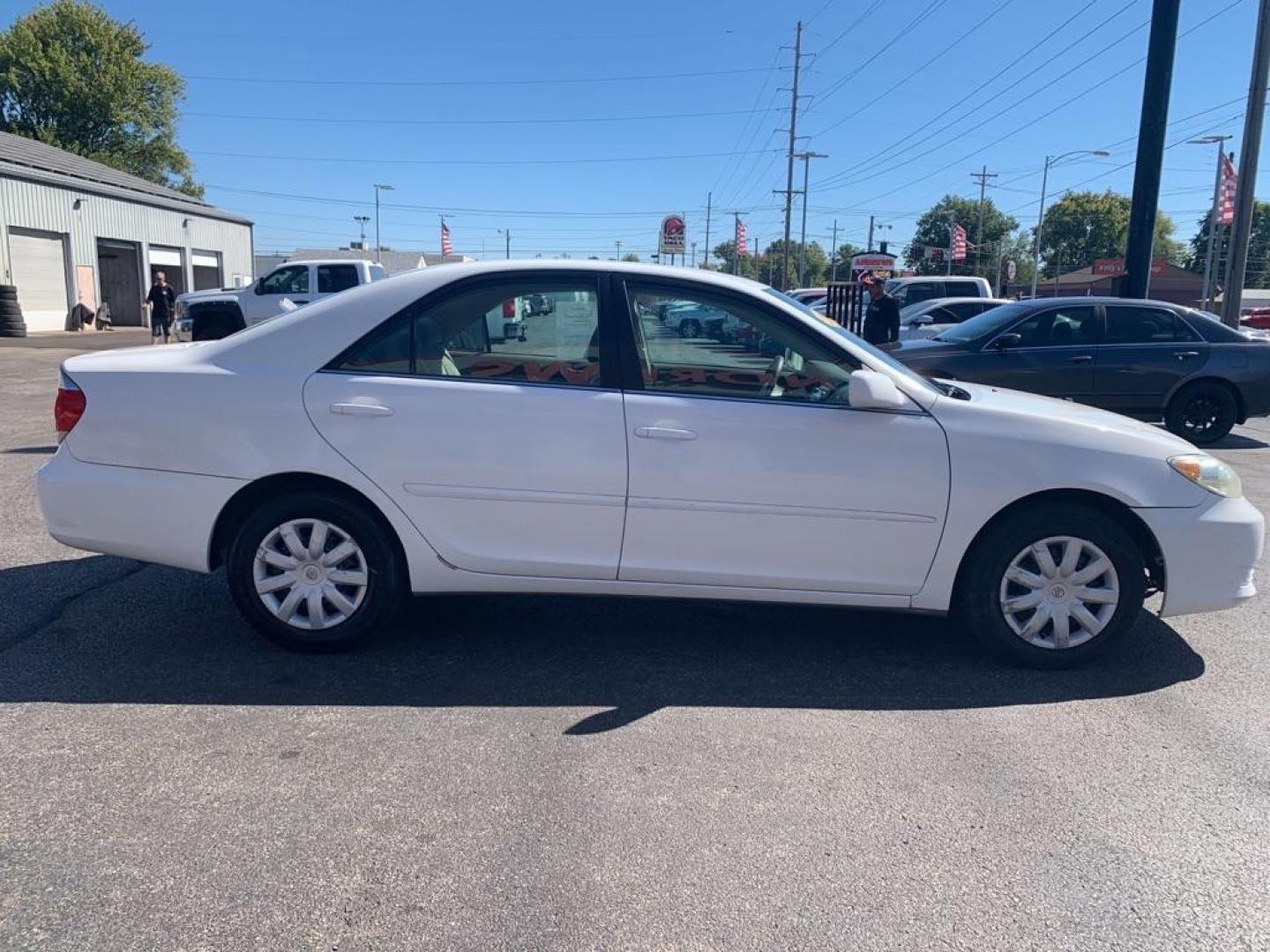 2005 WHITE TOYOTA CAMRY LE (4T1BE32K45U) with an 2.4L engine, Automatic transmission, located at 3100 Covert Avenue, Evansville, IN, 47714, (812) 473-4492, 37.955418, -87.512238 - Photo#2