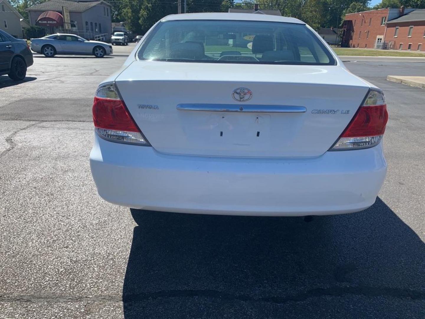 2005 WHITE TOYOTA CAMRY LE (4T1BE32K45U) with an 2.4L engine, Automatic transmission, located at 3100 Covert Avenue, Evansville, IN, 47714, (812) 473-4492, 37.955418, -87.512238 - Photo#3
