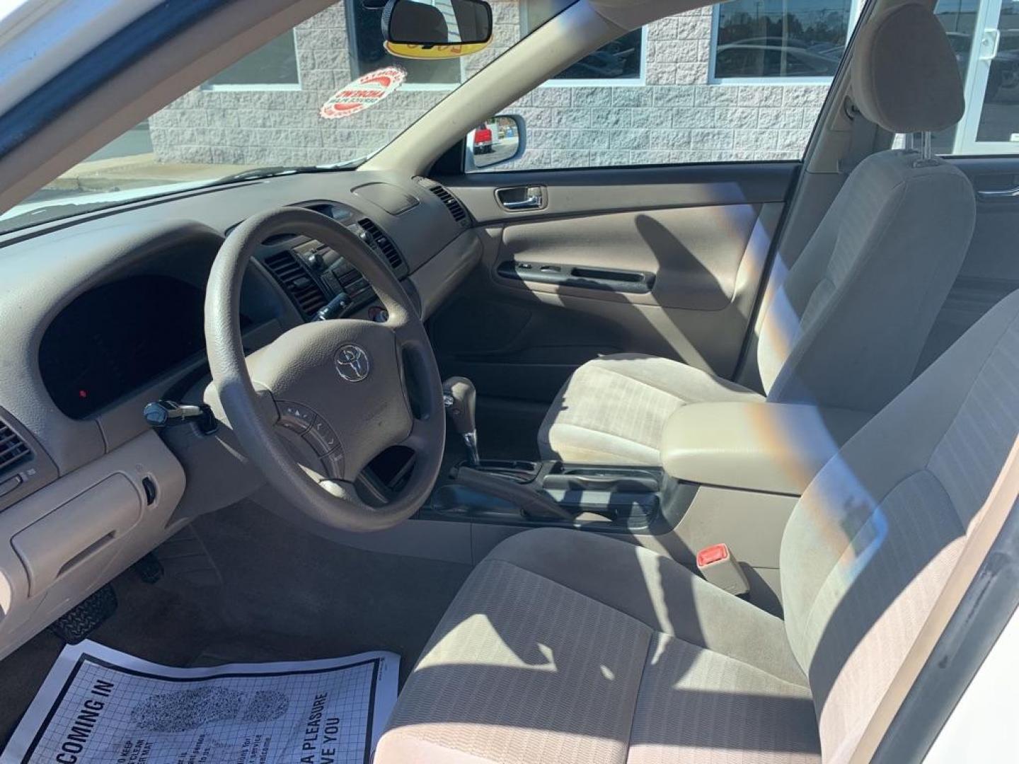 2005 WHITE TOYOTA CAMRY LE (4T1BE32K45U) with an 2.4L engine, Automatic transmission, located at 3100 Covert Avenue, Evansville, IN, 47714, (812) 473-4492, 37.955418, -87.512238 - Photo#4