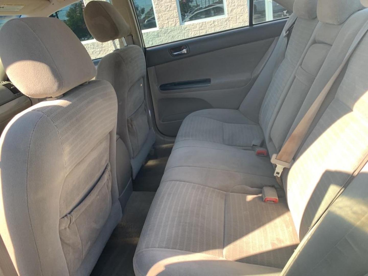 2005 WHITE TOYOTA CAMRY LE (4T1BE32K45U) with an 2.4L engine, Automatic transmission, located at 3100 Covert Avenue, Evansville, IN, 47714, (812) 473-4492, 37.955418, -87.512238 - Photo#5