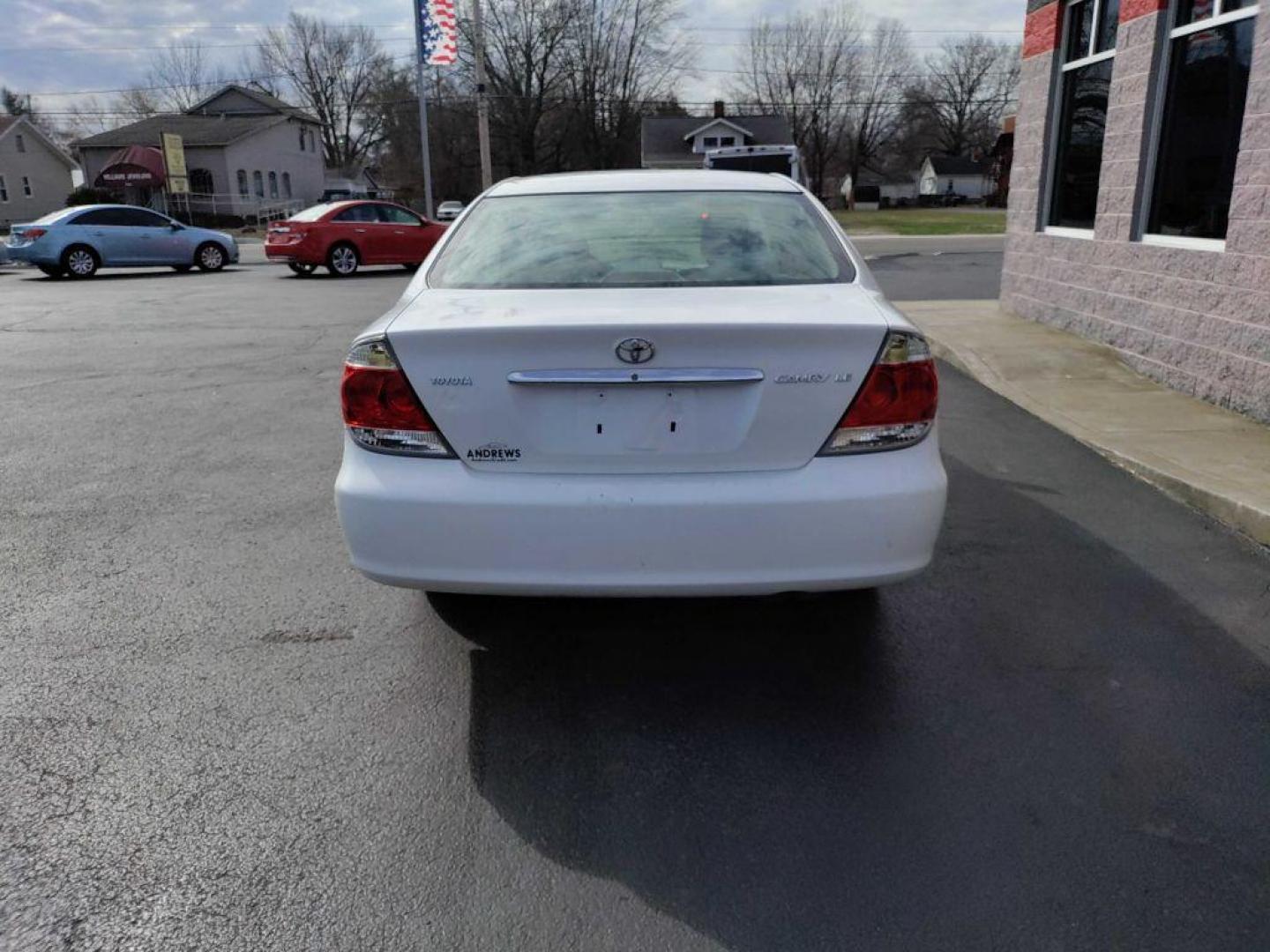 2005 WHITE TOYOTA CAMRY LE (4T1BE32K45U) with an 2.4L engine, Automatic transmission, located at 3100 Covert Avenue, Evansville, IN, 47714, (812) 473-4492, 37.955418, -87.512238 - Photo#9