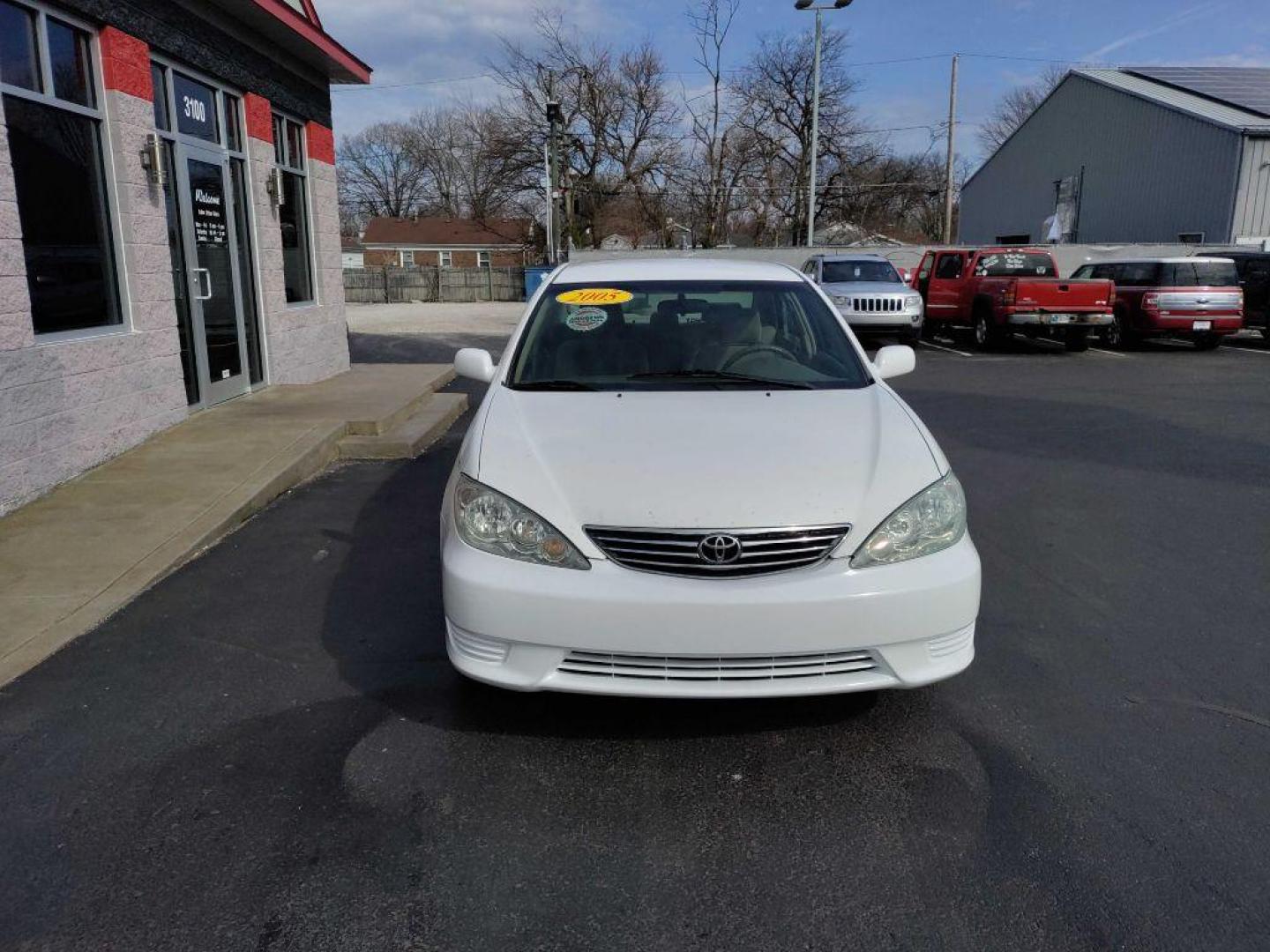 2005 WHITE TOYOTA CAMRY LE (4T1BE32K45U) with an 2.4L engine, Automatic transmission, located at 3100 Covert Avenue, Evansville, IN, 47714, (812) 473-4492, 37.955418, -87.512238 - Photo#7