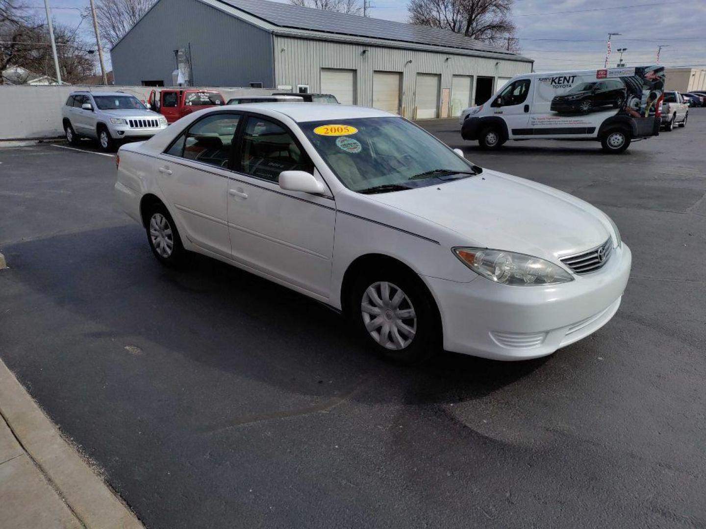 2005 WHITE TOYOTA CAMRY LE (4T1BE32K45U) with an 2.4L engine, Automatic transmission, located at 3100 Covert Avenue, Evansville, IN, 47714, (812) 473-4492, 37.955418, -87.512238 - Photo#8