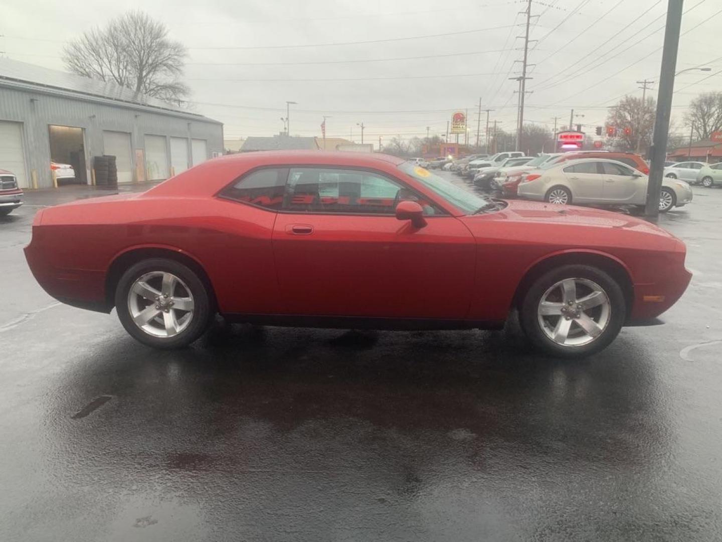 2009 RED DODGE CHALLENGER SE (2B3LJ44V89H) with an 3.5L engine, Automatic transmission, located at 3100 Covert Avenue, Evansville, IN, 47714, (812) 473-4492, 37.955418, -87.512238 - Photo#4