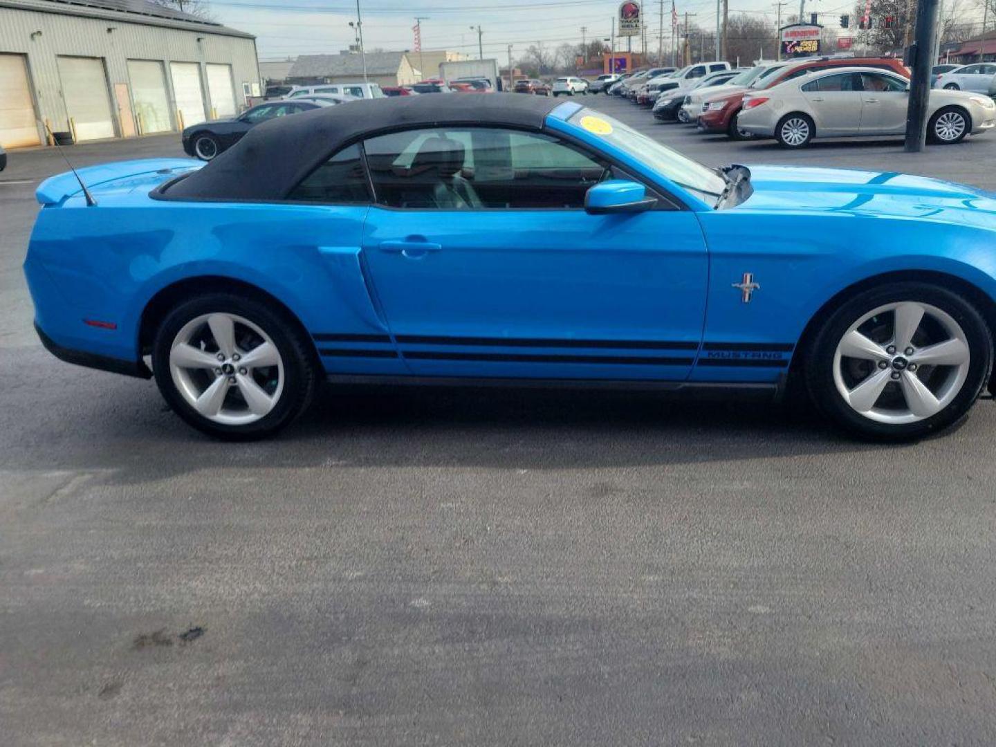 2010 BLUE FORD MUSTANG (1ZVBP8EN5A5) with an 4.0L engine, Automatic transmission, located at 3100 Covert Avenue, Evansville, IN, 47714, (812) 473-4492, 37.955418, -87.512238 - Photo#1