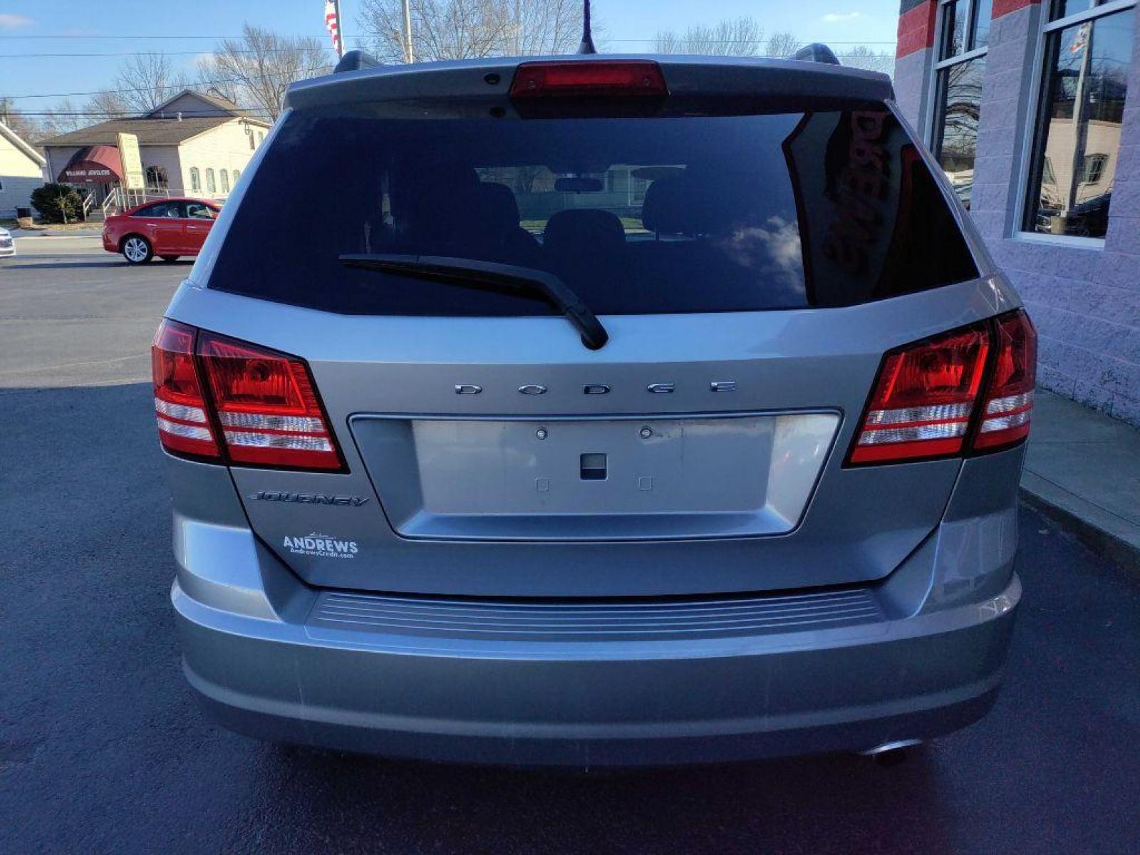 2017 SILVER DODGE JOURNEY SE (3C4PDCAB4HT) with an 2.4L engine, Automatic transmission, located at 3100 Covert Avenue, Evansville, IN, 47714, (812) 473-4492, 37.955418, -87.512238 - Photo #3