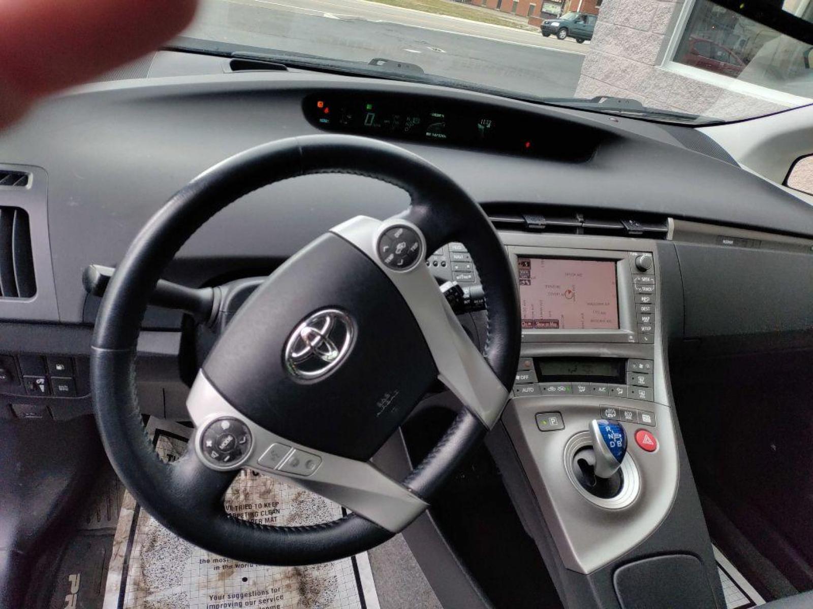 2014 SILVER TOYOTA PRIUS PLUG-IN (JTDKN3DP4E3) with an 1.8L engine, Continuously Variable transmission, located at 3100 Covert Avenue, Evansville, IN, 47714, (812) 473-4492, 37.955418, -87.512238 - Photo #5
