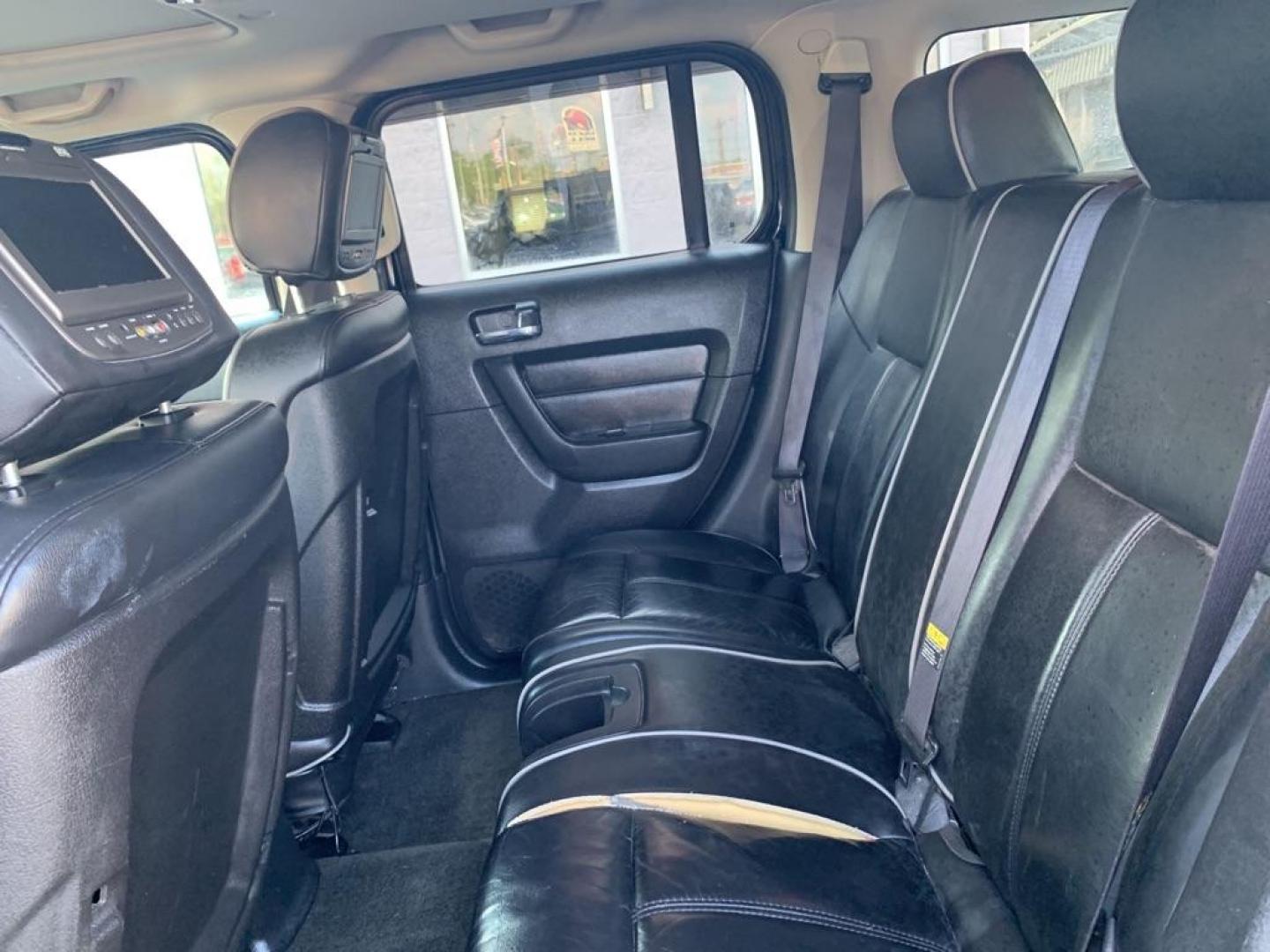 2006 BLACK HUMMER H3 (5GTDN136868) with an 3.5L engine, Automatic transmission, located at 3100 Covert Avenue, Evansville, IN, 47714, (812) 473-4492, 37.955418, -87.512238 - Photo#5