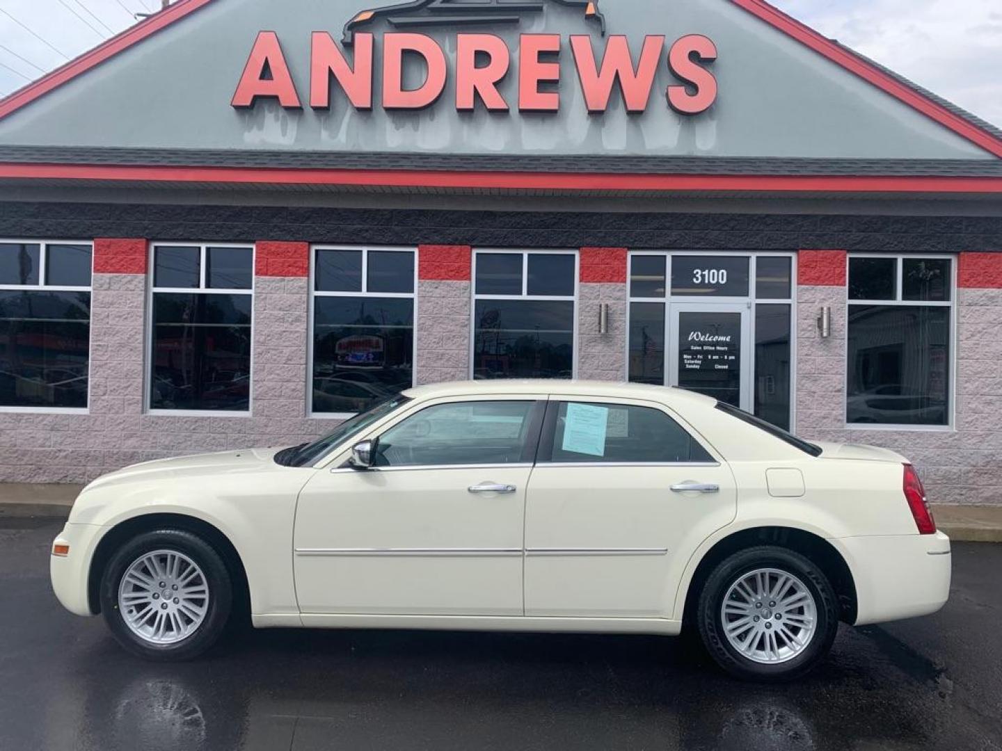 2010 WHITE CHRYSLER 300 TOURING (2C3CA5CV0AH) with an 3.5L engine, Automatic transmission, located at 3100 Covert Avenue, Evansville, IN, 47714, (812) 473-4492, 37.955418, -87.512238 - Photo#0
