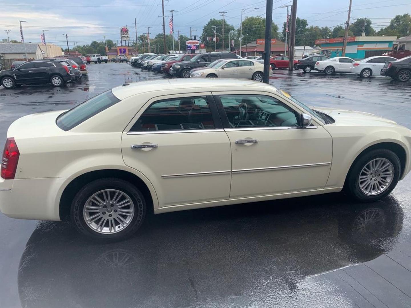 2010 WHITE CHRYSLER 300 TOURING (2C3CA5CV0AH) with an 3.5L engine, Automatic transmission, located at 3100 Covert Avenue, Evansville, IN, 47714, (812) 473-4492, 37.955418, -87.512238 - Photo#1