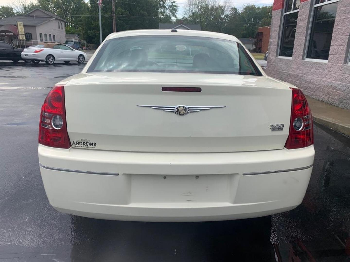 2010 WHITE CHRYSLER 300 TOURING (2C3CA5CV0AH) with an 3.5L engine, Automatic transmission, located at 3100 Covert Avenue, Evansville, IN, 47714, (812) 473-4492, 37.955418, -87.512238 - Photo#3