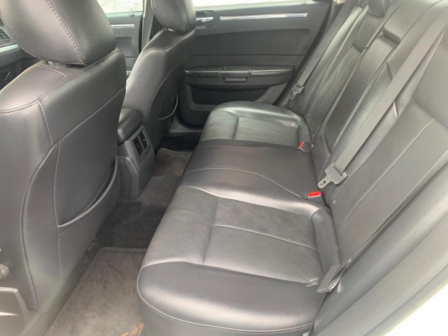 2010 WHITE CHRYSLER 300 TOURING (2C3CA5CV0AH) with an 3.5L engine, Automatic transmission, located at 3100 Covert Avenue, Evansville, IN, 47714, (812) 473-4492, 37.955418, -87.512238 - Photo#5