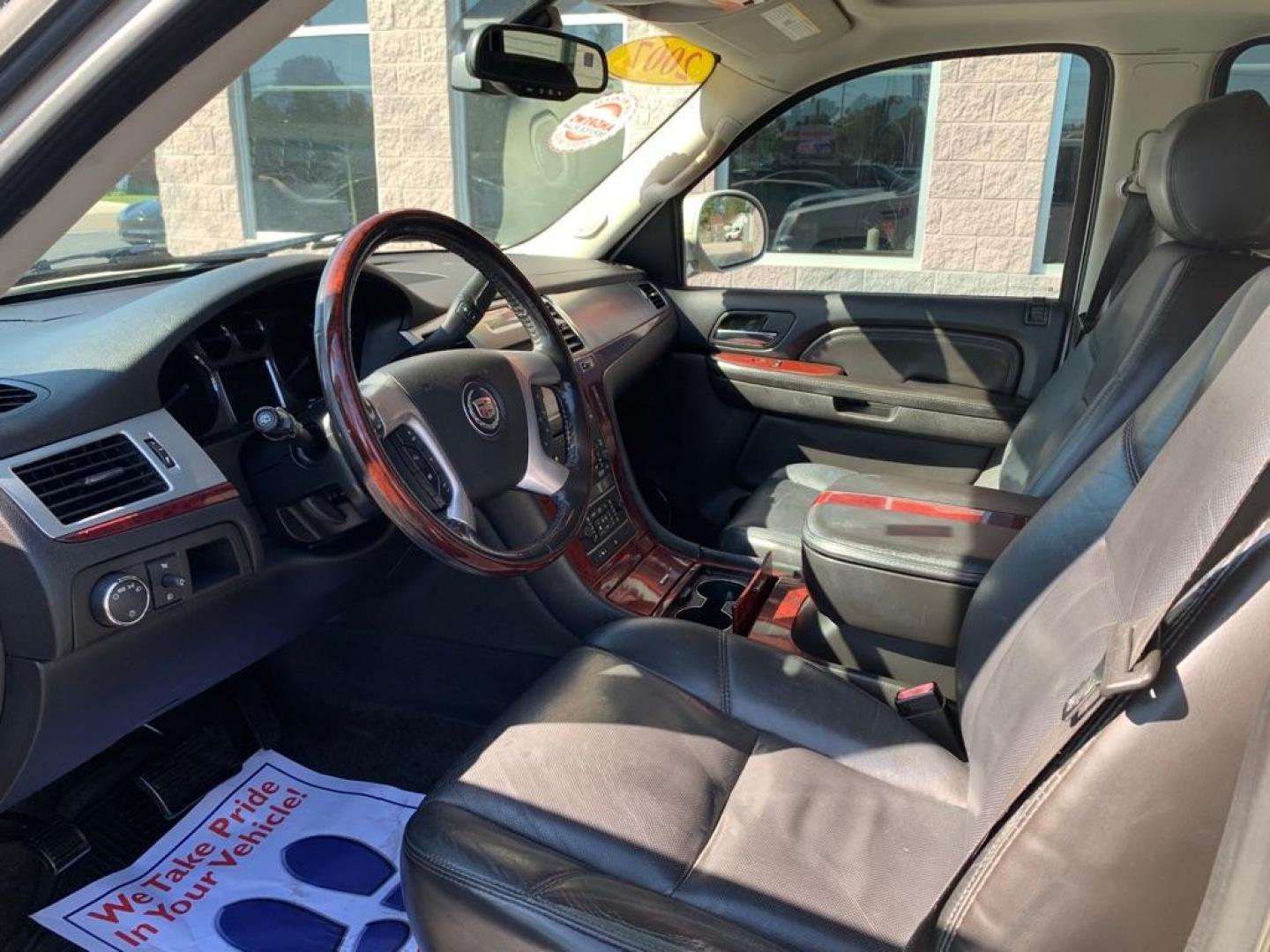 2007 WHITE CADILLAC ESCALADE LUXURY (1GYFK63807R) with an 6.2L engine, Automatic transmission, located at 3100 Covert Avenue, Evansville, IN, 47714, (812) 473-4492, 37.955418, -87.512238 - Photo#4