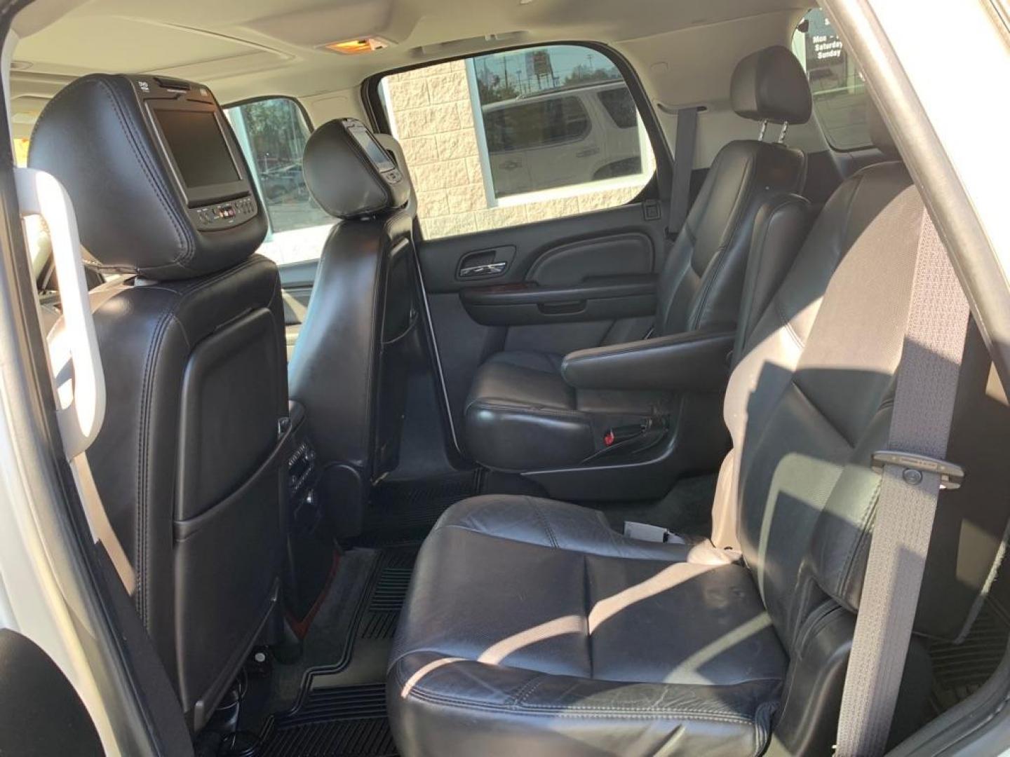 2007 WHITE CADILLAC ESCALADE LUXURY (1GYFK63807R) with an 6.2L engine, Automatic transmission, located at 3100 Covert Avenue, Evansville, IN, 47714, (812) 473-4492, 37.955418, -87.512238 - Photo#5