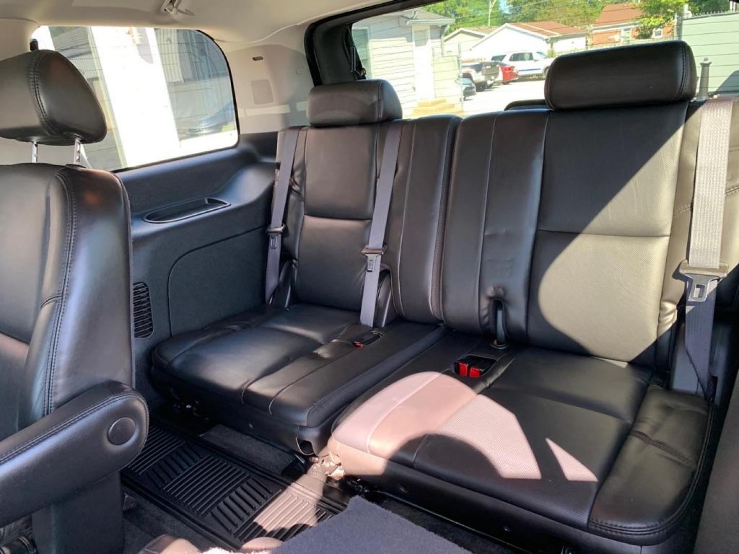 2007 WHITE CADILLAC ESCALADE LUXURY (1GYFK63807R) with an 6.2L engine, Automatic transmission, located at 3100 Covert Avenue, Evansville, IN, 47714, (812) 473-4492, 37.955418, -87.512238 - Photo#6