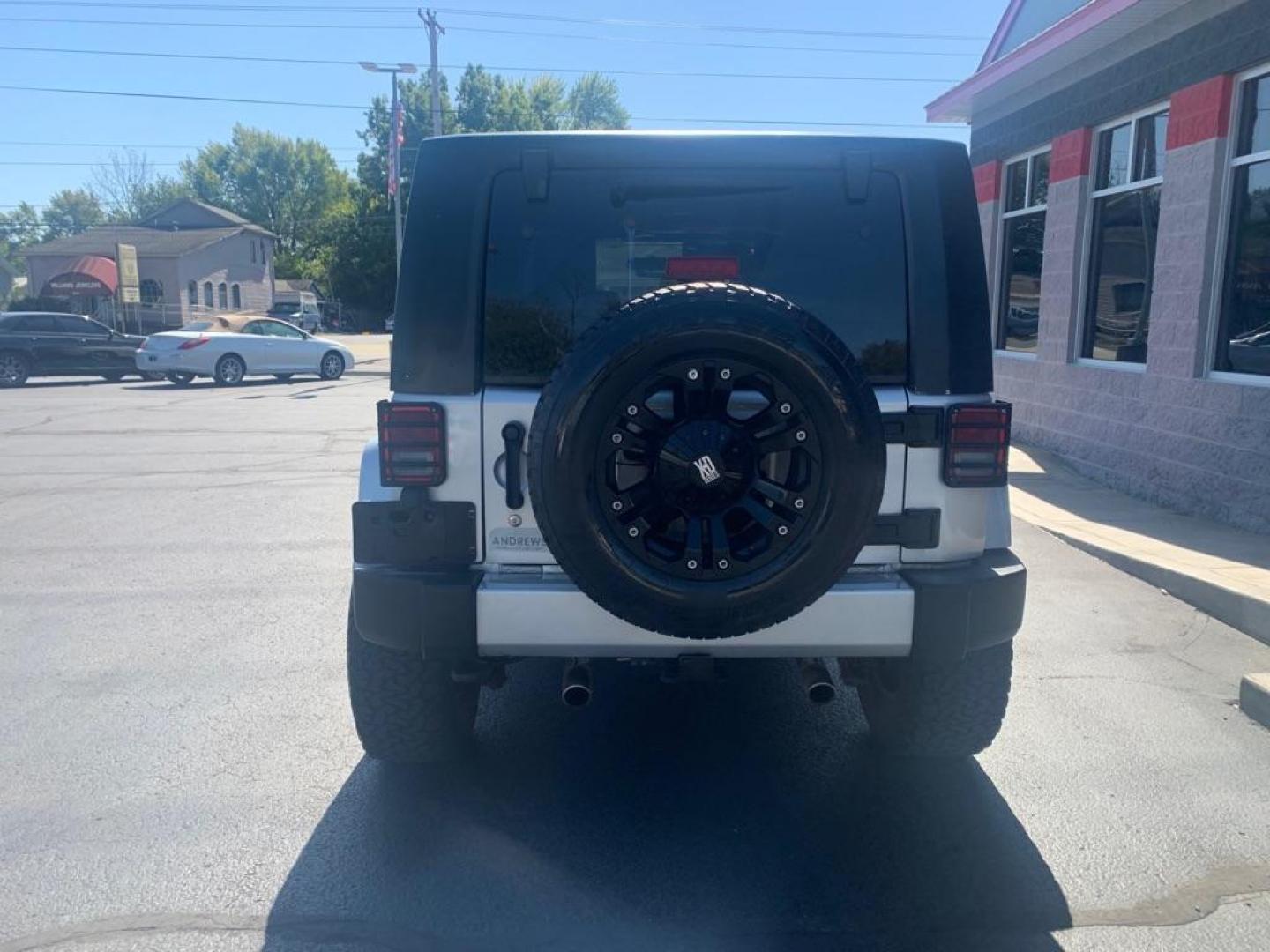2009 SILVER JEEP WRANGLER UNLIMI SAHARA (1J8GA59159L) with an 3.8L engine, Automatic transmission, located at 3100 Covert Avenue, Evansville, IN, 47714, (812) 473-4492, 37.955418, -87.512238 - Photo#3